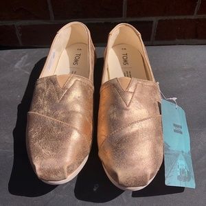 New with tag Tom’s gold flats 8W wide